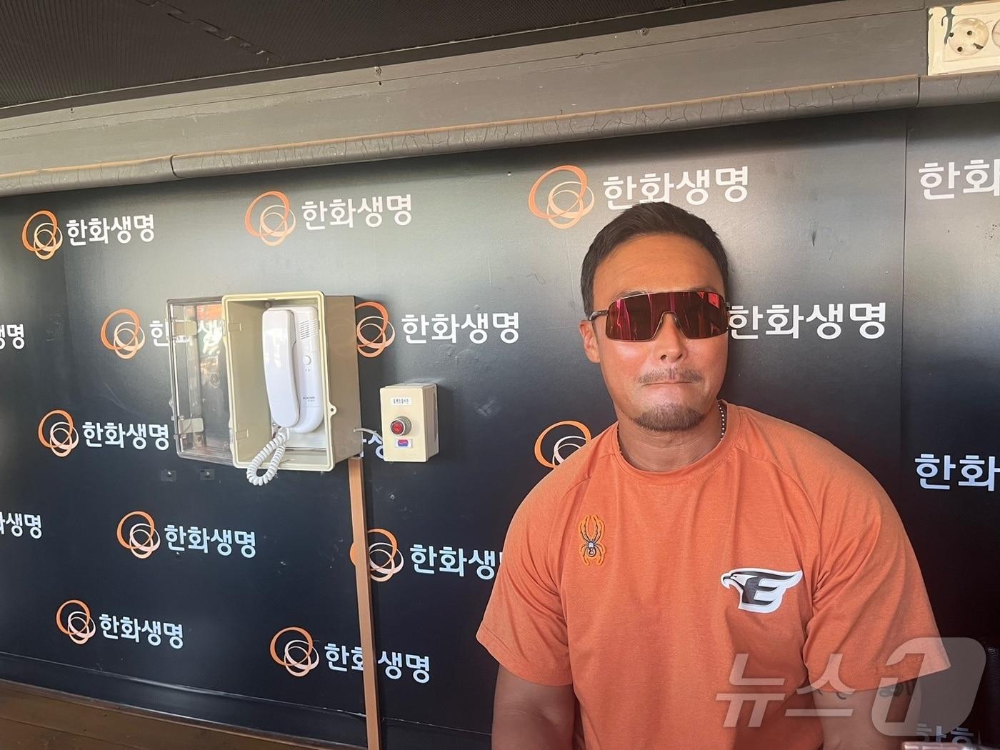 본문 이미지 - 한화 이글스 정경배 감독대행이 28일 롯데 자이언츠전에 앞서 취재진과 만나 인터뷰를 하고 있다.ⓒ 뉴스1