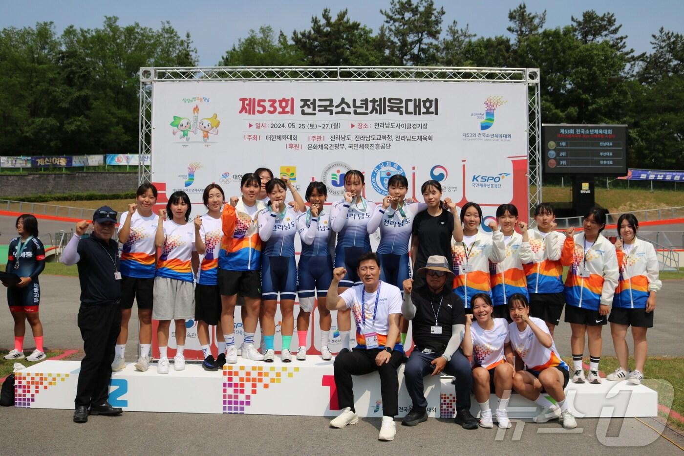 본문 이미지 - 전남 자전거 선수단 단체사진 (전남도체육회 제공)/뉴스1 