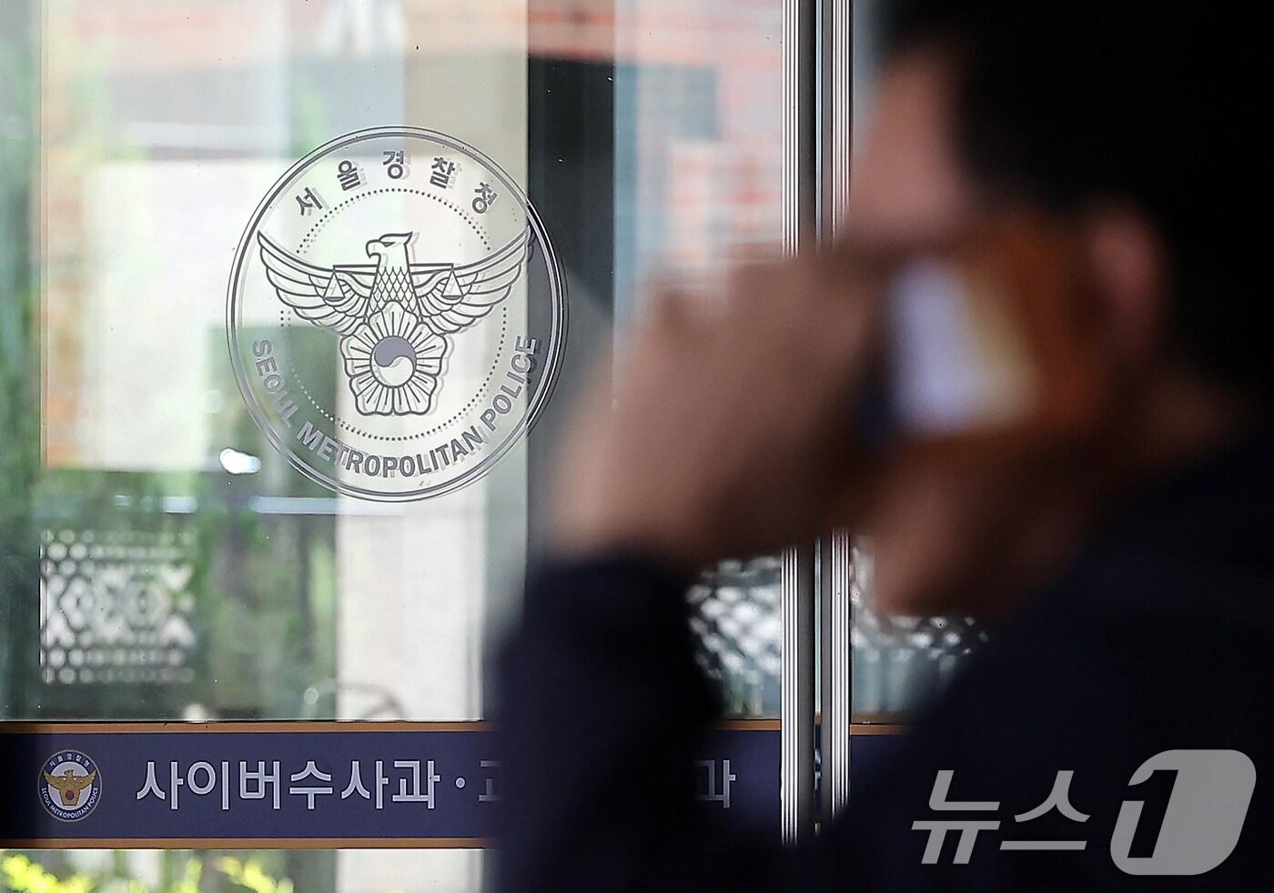 '경복궁 담벼락 낙서'를 사주한 혐의를 받는 '이팀장' 강모(30)씨가 28일 경찰 조사 중 도주했으나 2시간여 만에 다시 붙잡혔다. 강 씨가 조사 받던 서울 종로구 서울경찰청 사이버수사과의 모습. 2024.5.28/뉴스1 ⓒ News1 김진환 기자