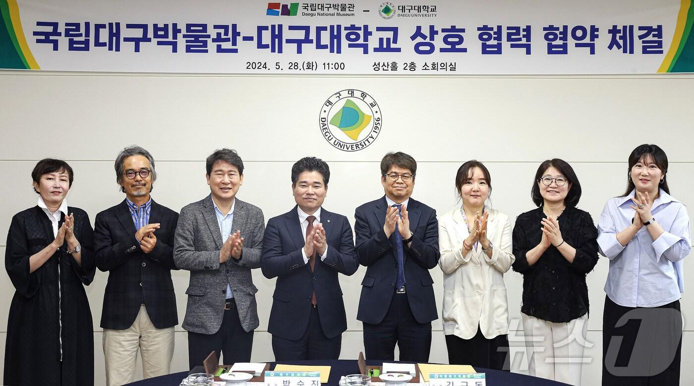 박순진 대구대 총장(왼쪽 네번째)과 김규동 국립대구박물관장(왼쪽 다섯번째)을 비롯해 두 기관 관계자들이 28일 대구대 경산캠퍼스에서 상호협력 협약 체결을 축하하고 있다. (대구대 제공)