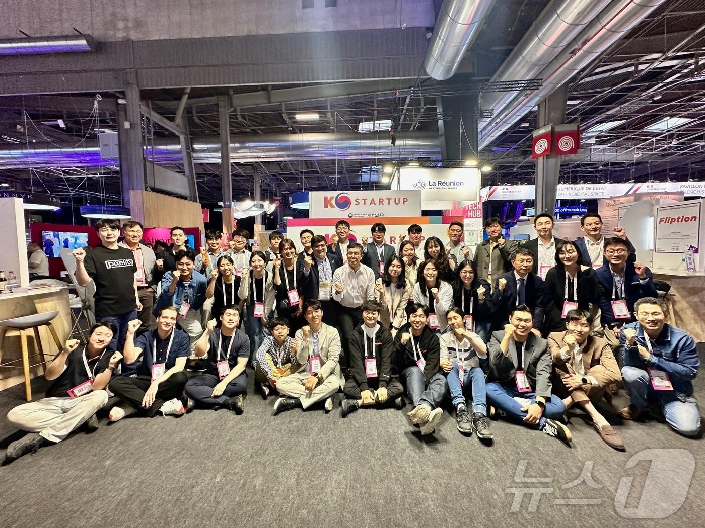 본문 이미지 - 프랑스 파리 &#39;비바 테크놀로지 2024&#39;에 참석한 K-스타트업관 참여기업 단체사진&#40;창업진흥원 제공&#41;