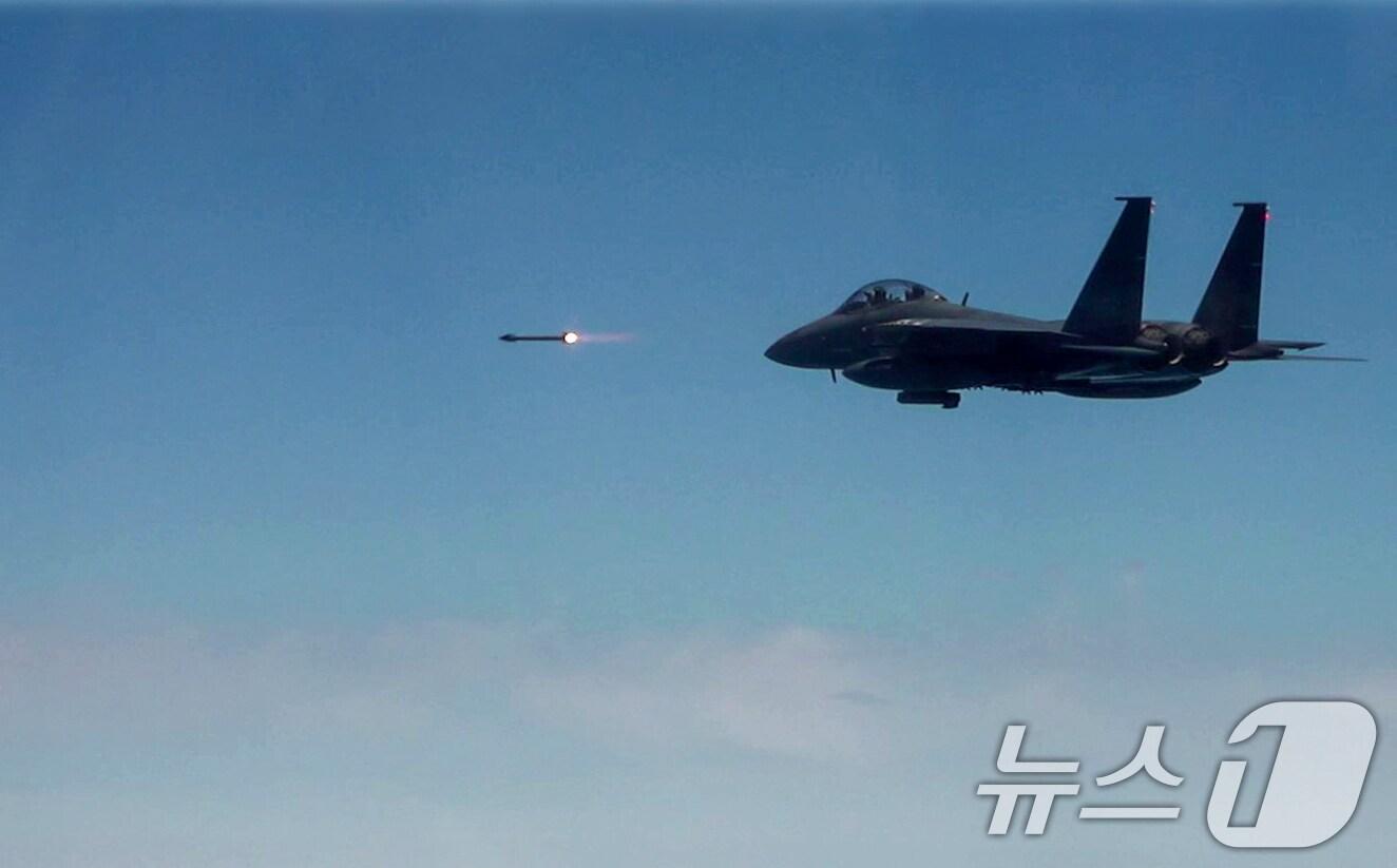 본문 이미지 - 공군 F-15K 전투기가 공중 표적을 향해 AIM-9X 공대공 미사일을 발사하고 있다. (공군 제공) 2024.5.28/뉴스1 ⓒ News1 김진환 기자