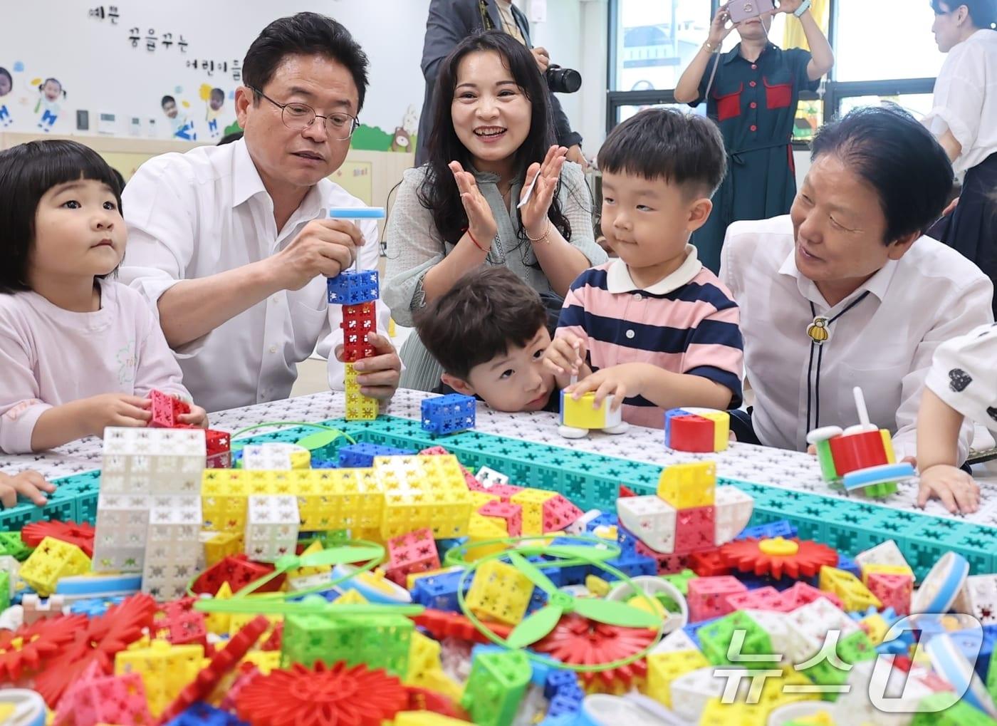 본문 이미지 - 28일 성주형 24시 통합돌봄센터를 방문한 이철우 도지사&#40;왼쪽 두번재&#41;와 이병환 군수가 어린이들과 레고체험을 하고 있다. &#40;성주군 제공&#41; 2024.5.28/뉴스1 ⓒ News1 정우용 기자