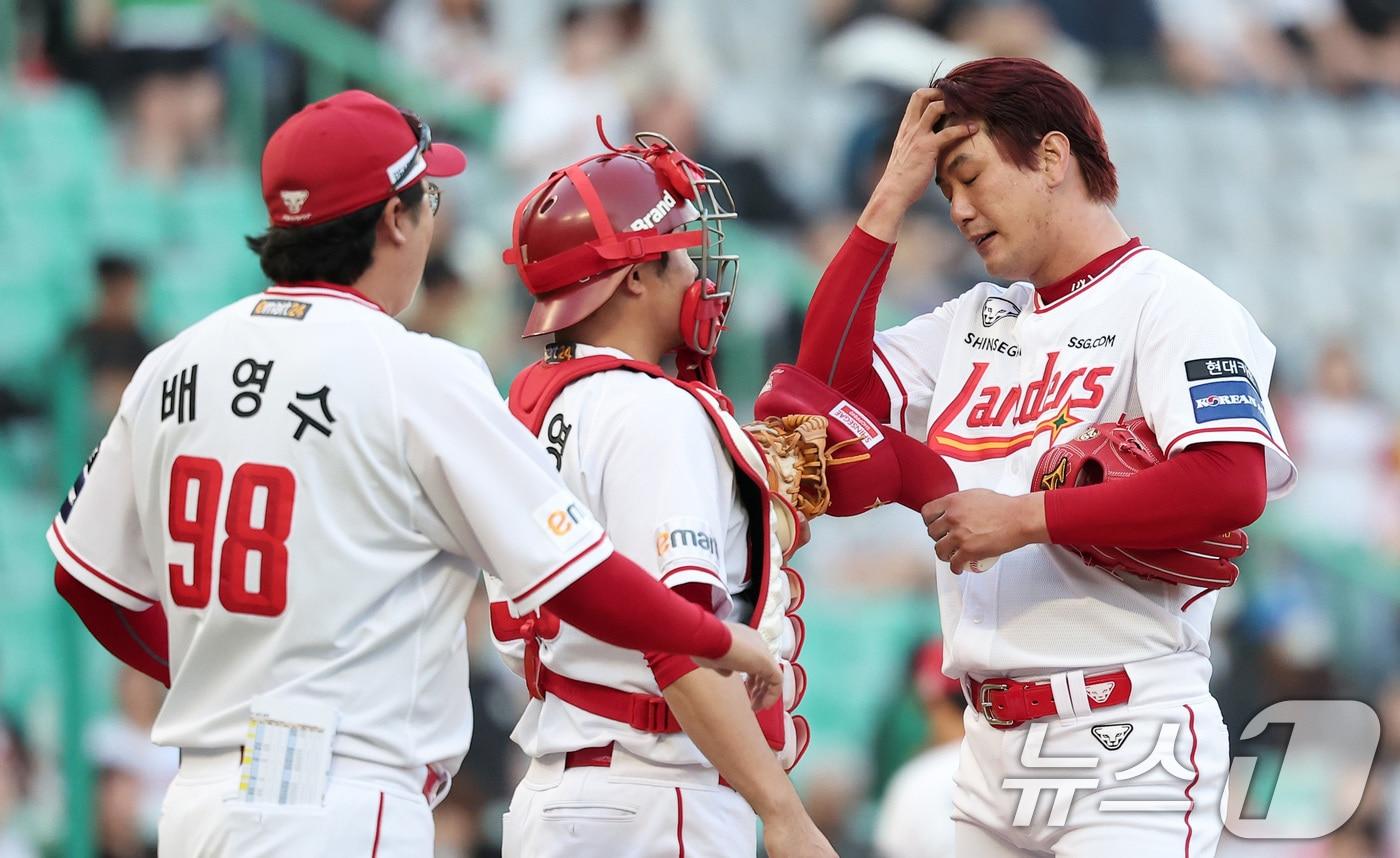 SSG 선발 김광현이 28일 인천 SSG랜더스 필드에서 열린 &#39;2024 신한 SOL 뱅크 KBO리그&#39; LG 트윈스와 SSG 랜더스의 경기, 2회초 1사 1,2루 상황에서 포수 이지영, 배영수 투수코치와 대화하고 있다. 2024.5.28/뉴스1 ⓒ News1 김성진 기자