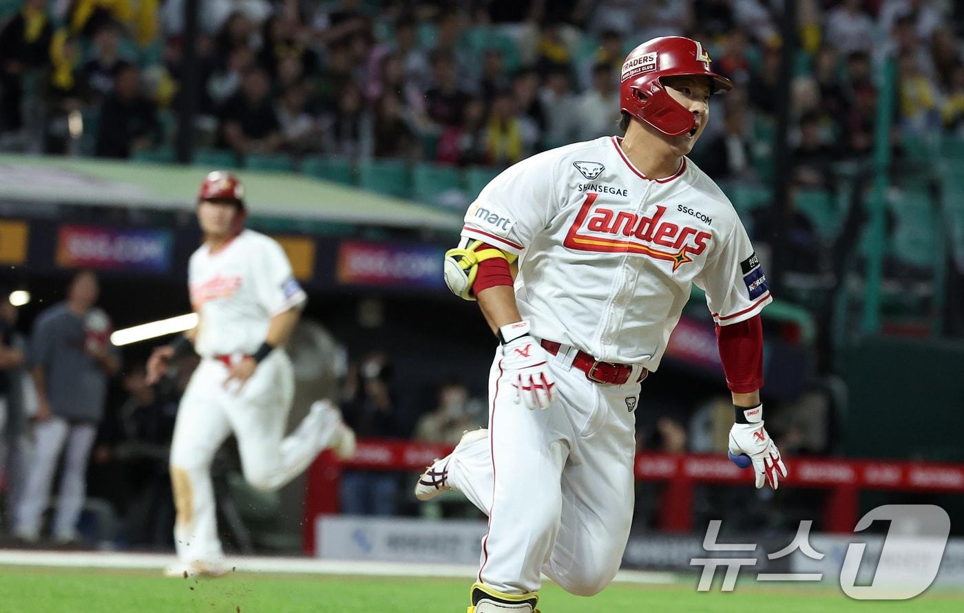 SSG 최준우가 28일 인천 SSG랜더스 필드에서 열린 &#39;2024 신한 SOL 뱅크 KBO리그&#39; LG 트윈스와 SSG 랜더스의 경기, 9회말 2사 만루 상황에서 3타점 2루타를 치고 있다. 2024.5.28/뉴스1 ⓒ News1 김성진 기자