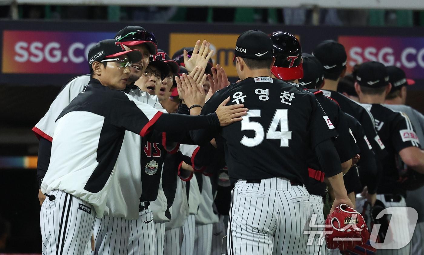 본문 이미지 - LG 트윈스 염경엽 감독(왼쪽)과 유영찬(오른쪽). 2024.5.28 ⓒ 뉴스1 김성진 기자
