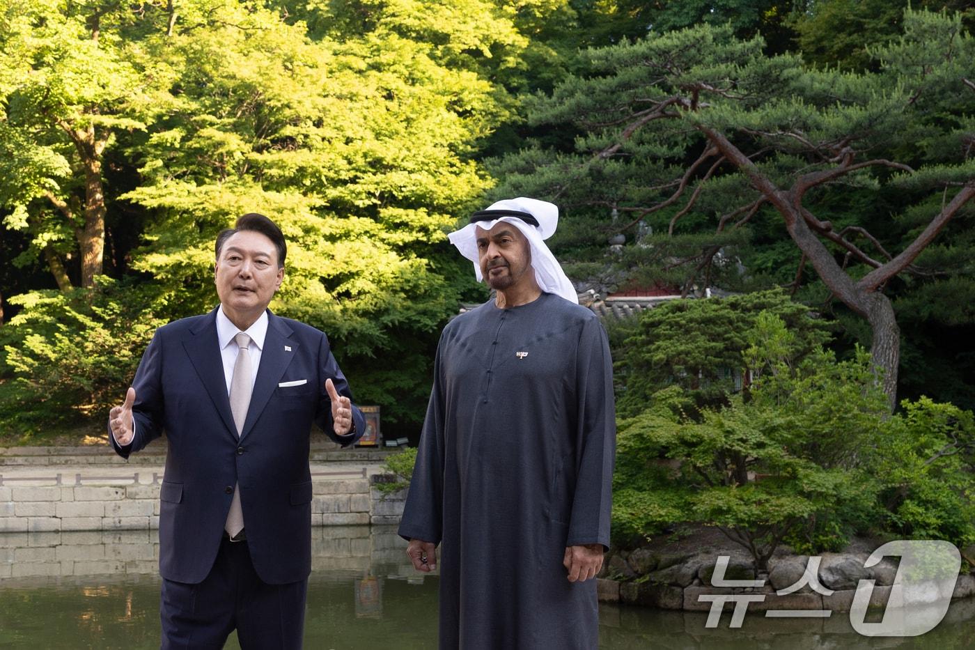 본문 이미지 - 윤석열 대통령이 28일 서울 창덕궁 후원에서 모하메드 빈 자이드 알 나흐얀 아랍에미리트(UAE)대통령과 산책을 하고 있다. (대통령실 제공) 2024.5.28/뉴스1 ⓒ News1 송원영 기자