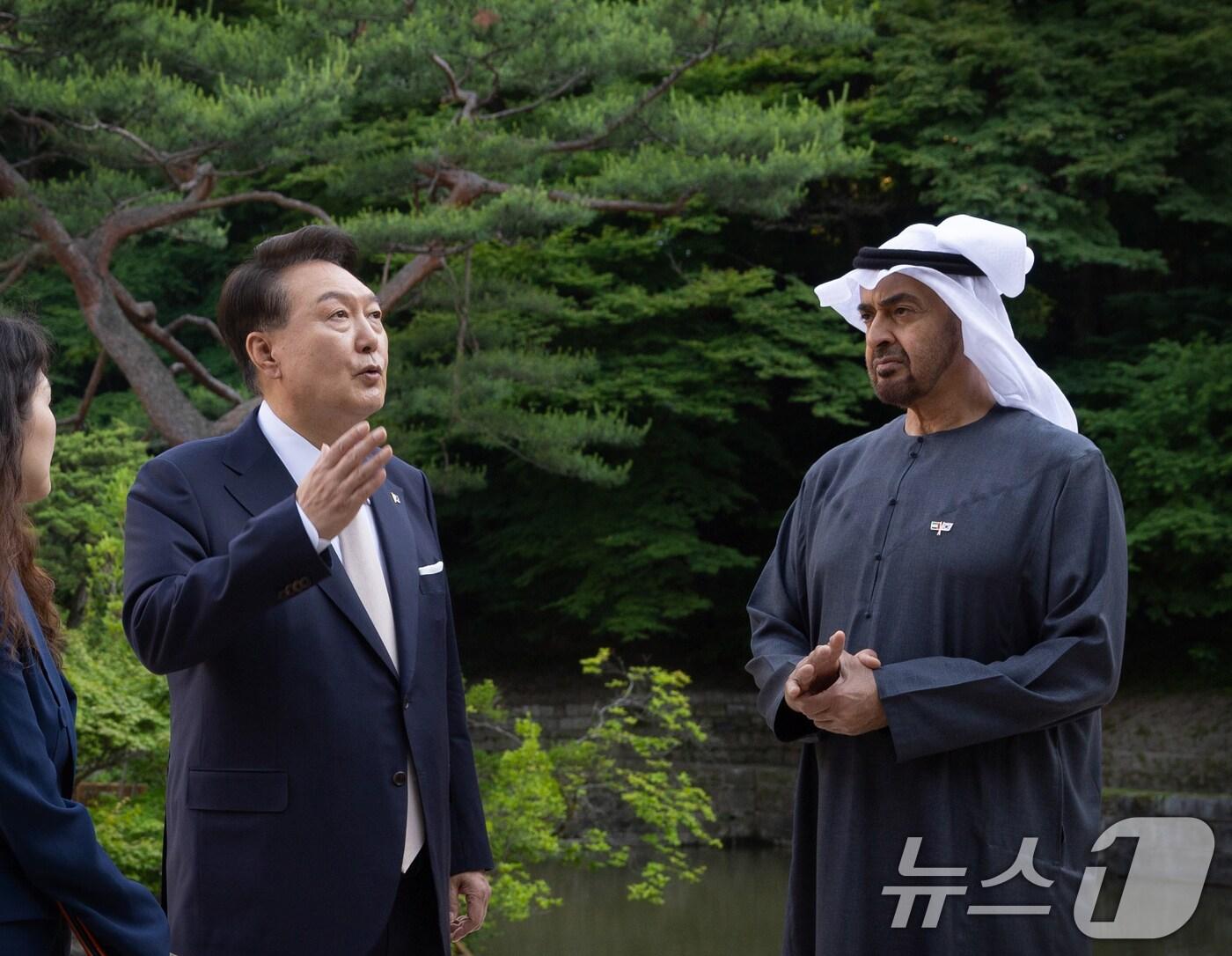 본문 이미지 - 윤석열 대통령이 28일 서울 창덕궁 후원에서 모하메드 빈 자이드 알 나흐얀 아랍에미리트(UAE)대통령과 산책을 하고 있다. (대통령실 제공) 2024.5.28/뉴스1 ⓒ News1 송원영 기자