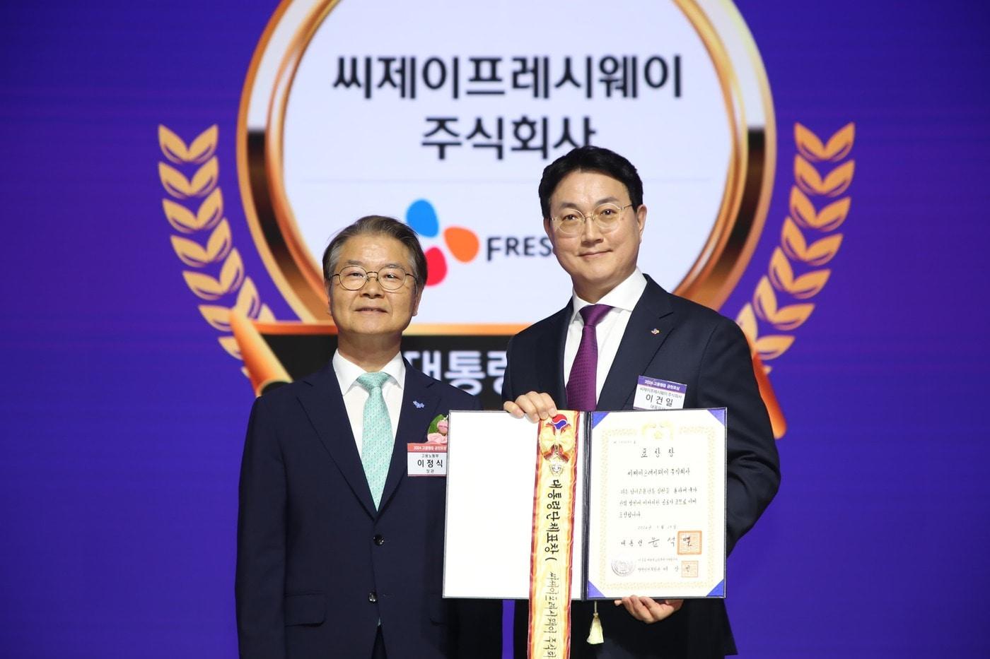 28일 서울 중구 대한상공회의소에서 열린 '2024 고용평등 공헌포상'에서 이건일 CJ프레시웨이 대표이사(오른쪽)와 이정식 고용노동부 장관이 기념사진을 촬영하고 있다.(CJ프레시웨이 제공)