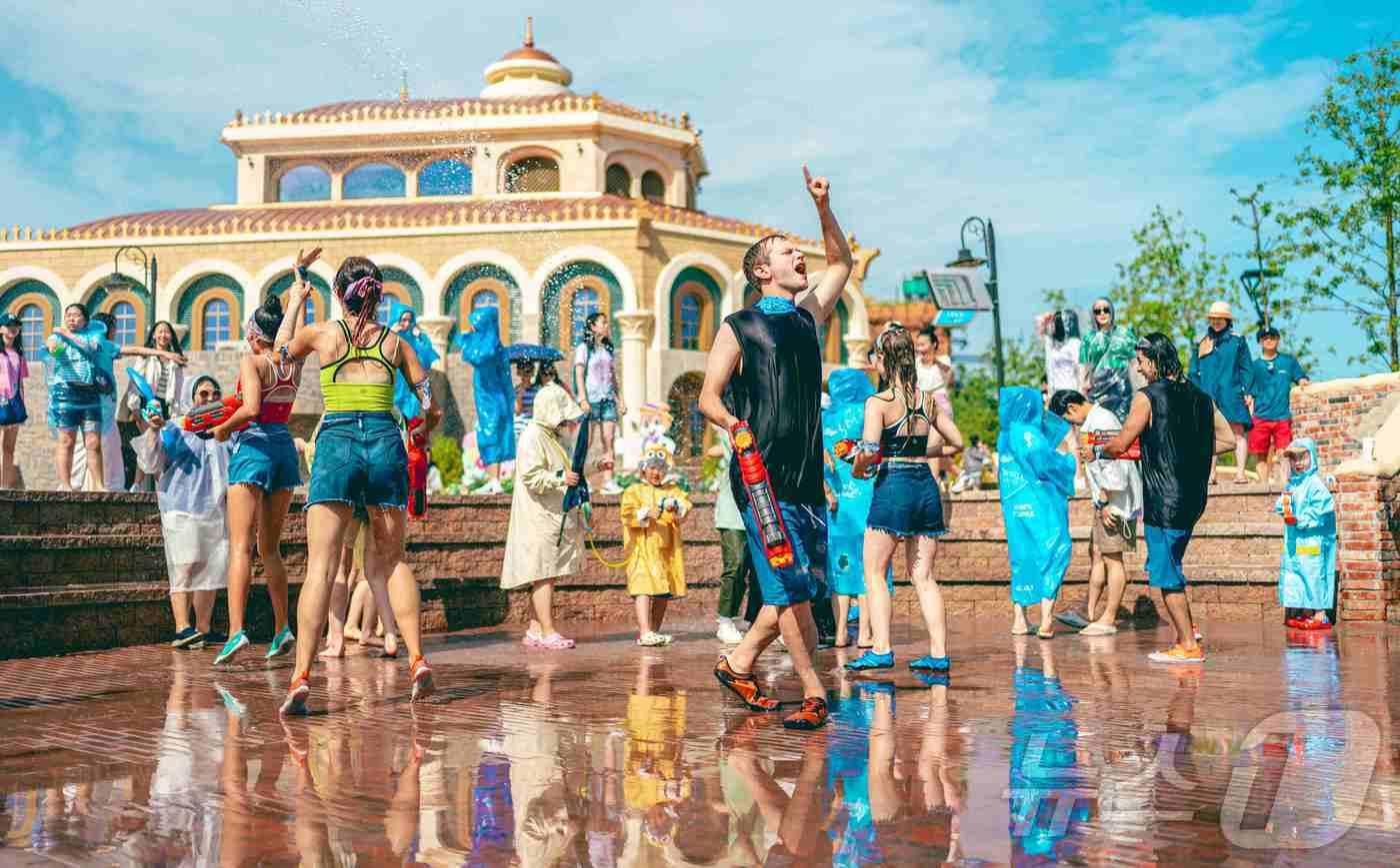 본문 이미지 - 롯데월드어드벤쳐 부산 여름 시즌 거리공연 워터팡팡(롯데월드부산 제공) 