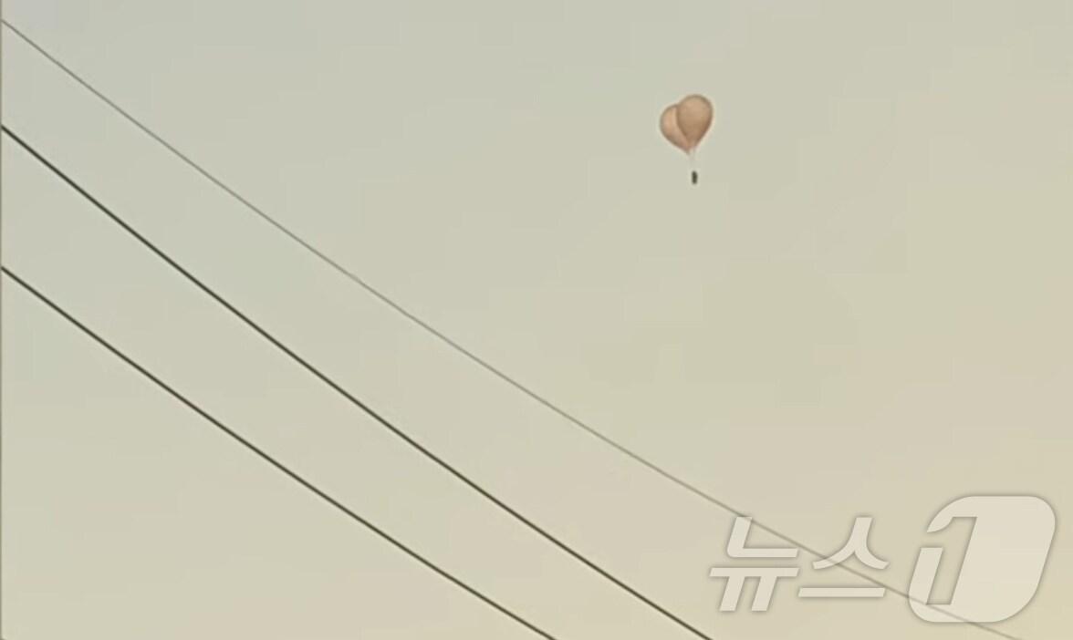 본문 이미지 - 합동참모본부는 28일 북한의 대남전단으로 추정되는 &#39;미상물체&#39;가 경기·강원 접적지역 일대에서 식별됐다고 밝혔다. 전국 곳곳에서 북한이 보낸 것으로 추정되는 대남 &#39;휴지짝·오물짝&#39;을 발견했다는 목격담이 이어졌다. 사진은 북한 대남전단 풍선 추정 물체. &#40;YTN 캡쳐&#41; 2024.5.29/뉴스1