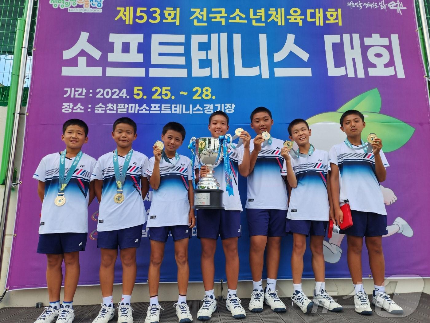 본문 이미지 - 고흥동초 소프트테니스 학생선수들이 금메달을 들어보이며 기념촬영하고 있다.(전남교육청 제공)/뉴스1 