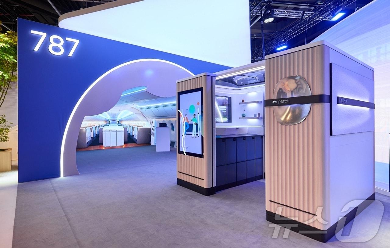 본문 이미지 - LG디스플레이의 항공용 OLED가 설치된 보잉 스마트 캐빈 부스. 커브드 및 대형 OLED 패널.(LG디스플레이 제공)