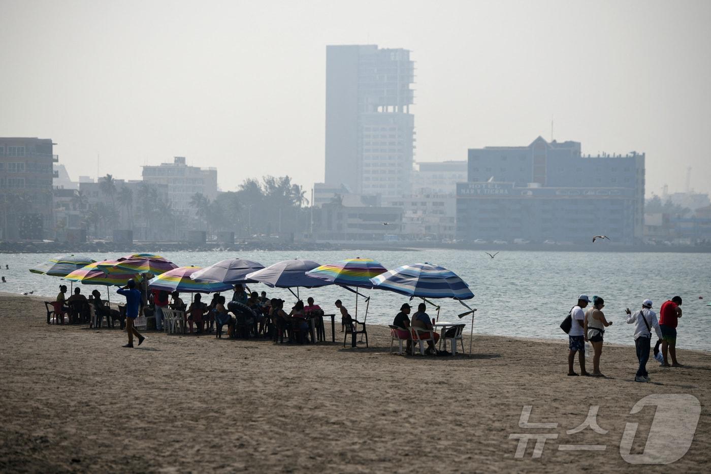 본문 이미지 - 21일(현지시간) 기록적인 더위가 이어지고 있는 멕시코 베라크루스에서 관광객들이 해변을 찾고 있다. 2024.05.21 ⓒ 로이터=뉴스1 ⓒ News1 정지윤 기자