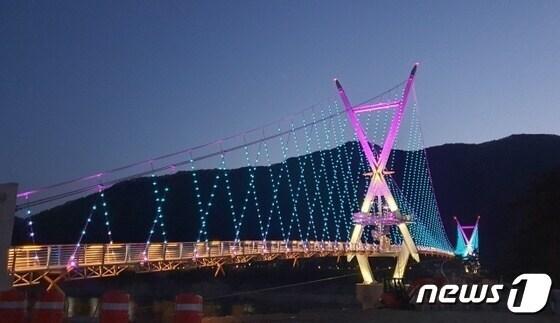 본문 이미지 - 조명을 밝힌 영천 보현산댐 출렁다리(자료사진)