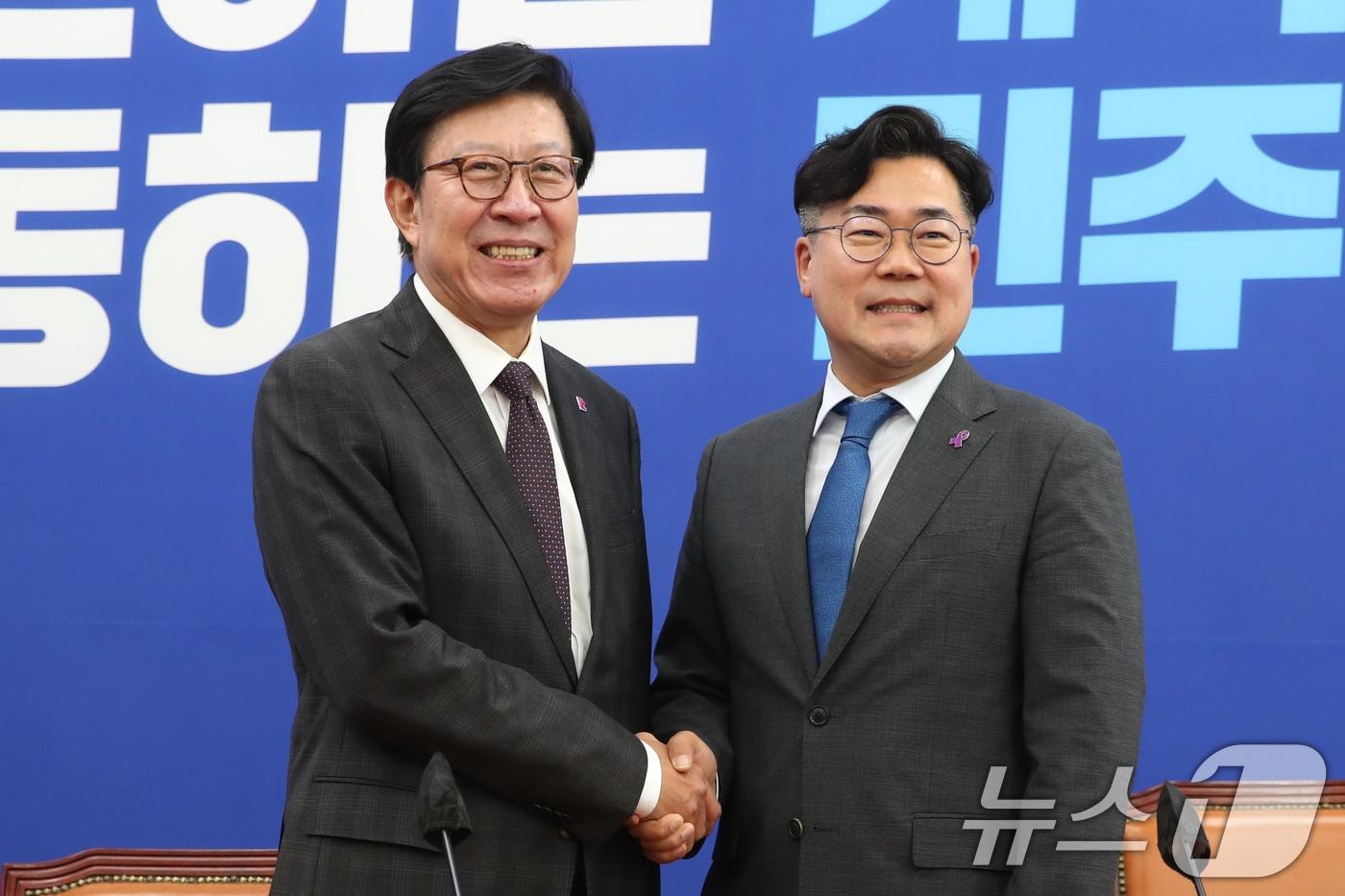 박찬대 더불어민주당 원내대표와 박형준 부산시장이 29일 오전 서울 여의도 국회에서 만나 악수하고 있다. 2024.5.29/뉴스1 ⓒ News1 이광호 기자