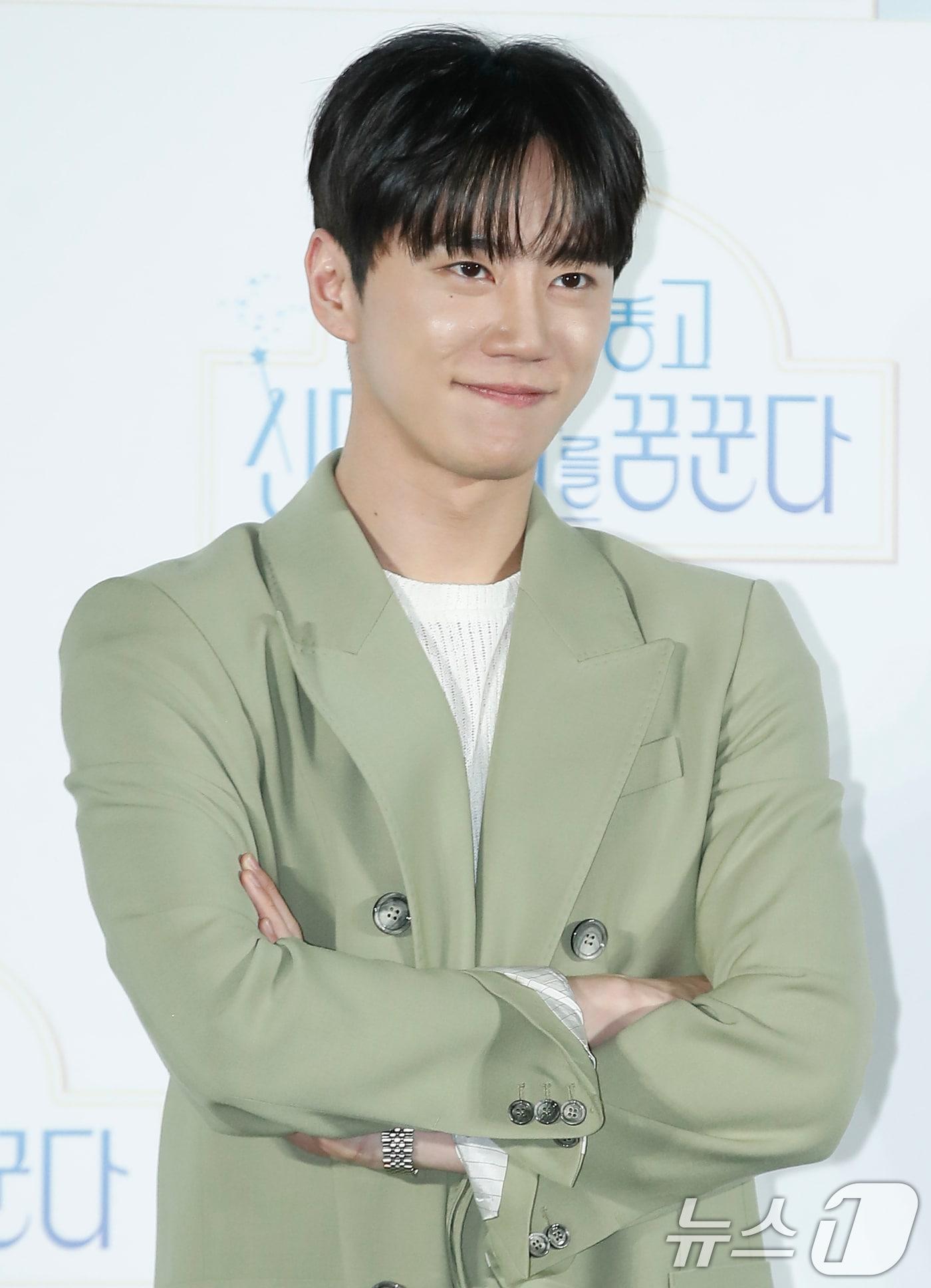 본문 이미지 - 배우 이준영이 29일 서울 용산 아이파크몰 CGV에서 진행된 티빙 오리지널 시리즈 '나는 대놓고 신데렐라를 꿈꾼다' 제작발표회에서 포즈를 취하고 있다. '나는 대놓고 신데렐라를 꿈꾼다'는 현실의 벽에 부딪혀 신데렐라가 되기로 마음먹은 여자가 사랑 따위 믿지 않는 백마 탄 재벌 왕자를 만나 벌어지는 욕망 쟁취 로맨틱 코미디 시리즈다. 2024.5.29/뉴스1 ⓒ News1 권현진 기자