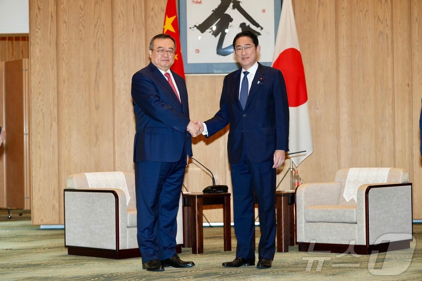  기시다 후미오 일본 총리와 류젠차오 중국 대외연락부장이 29일 일본 도쿄에서 만났다. (사진 출처=중국 대외연락부 홈페이지)