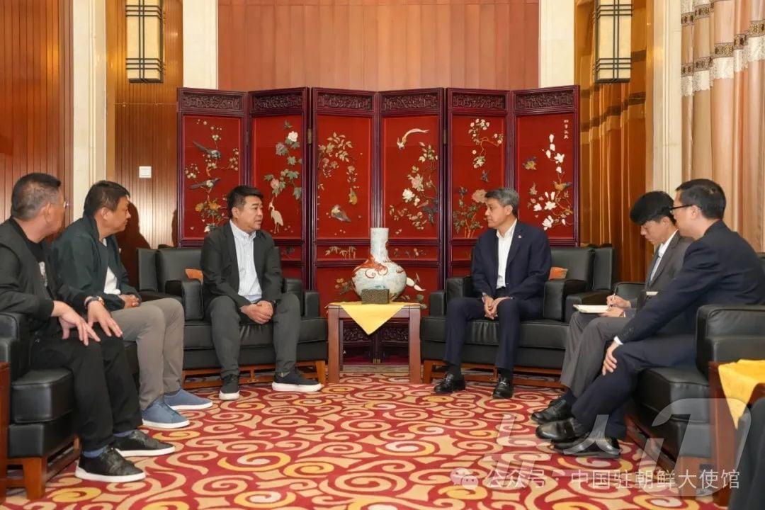 본문 이미지 - 왕야쥔 주북 중국대사가 28일 단둥 기업인 대표단과 만났다. (사진출처=주북 중국대사관 홈페이지)