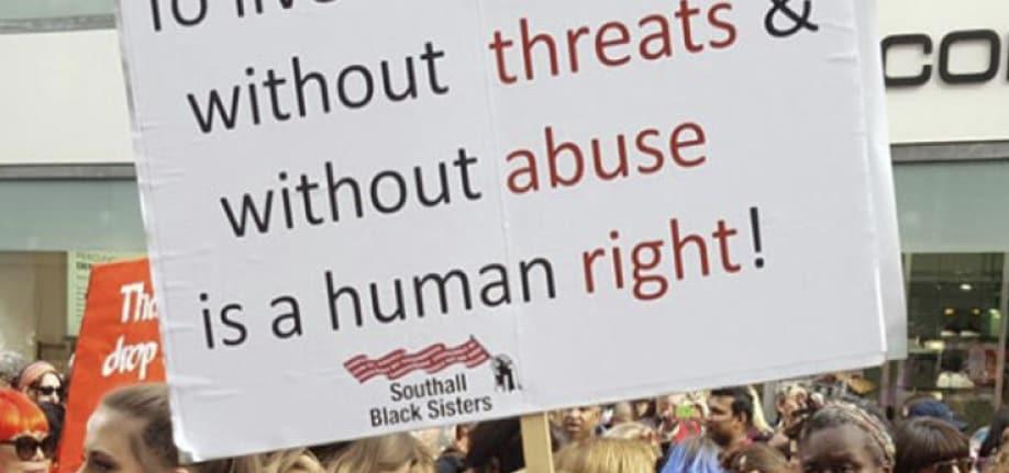 본문 이미지 - 영국의 여성 지원단체 사우스올블랙시스터즈&#40;Southall Black Sisters&#41;가 피켓 시위를 벌이고 있다.&#40;사우스올블랙시스터즈 홈페이지 갈무리&#41; 2024.05.28/