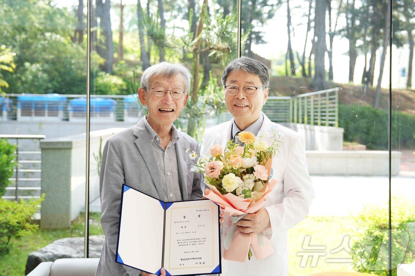 동남권원자력의학원 제12회 암수기 공모전 대상 수상자 정모씨(왼쪽)와 이창훈 의학원장 (동남권원자력의학원 제공)