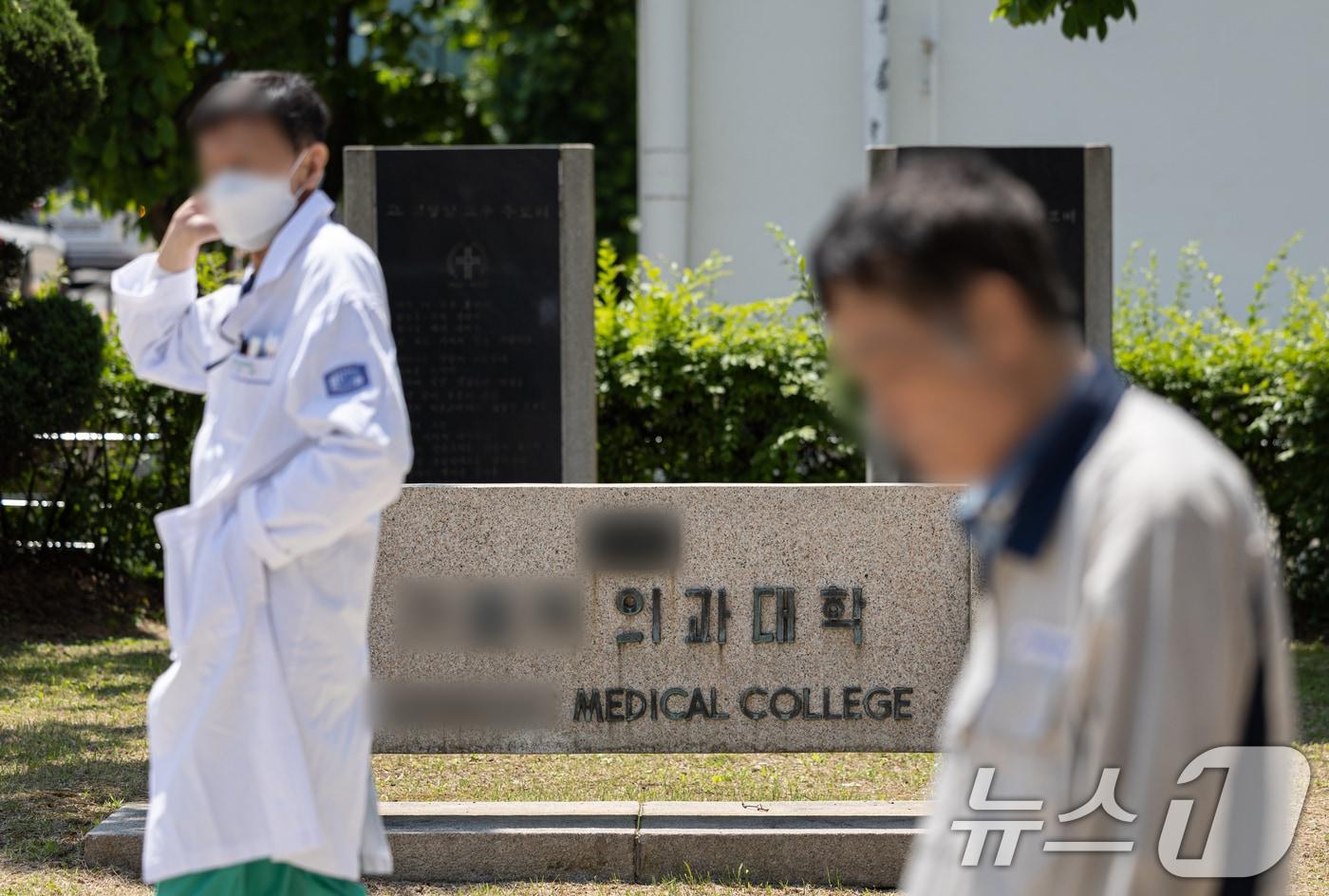 본문 이미지 - 의과대학 증원을 반영한 2025학년도 대입전형 시행계획 확정을 하루 앞둔 29일 서울 소재 대학병원에서 의료진이 발걸음을 옮기고 있다 . 2024.5.29/뉴스1 ⓒ News1 이재명 기자