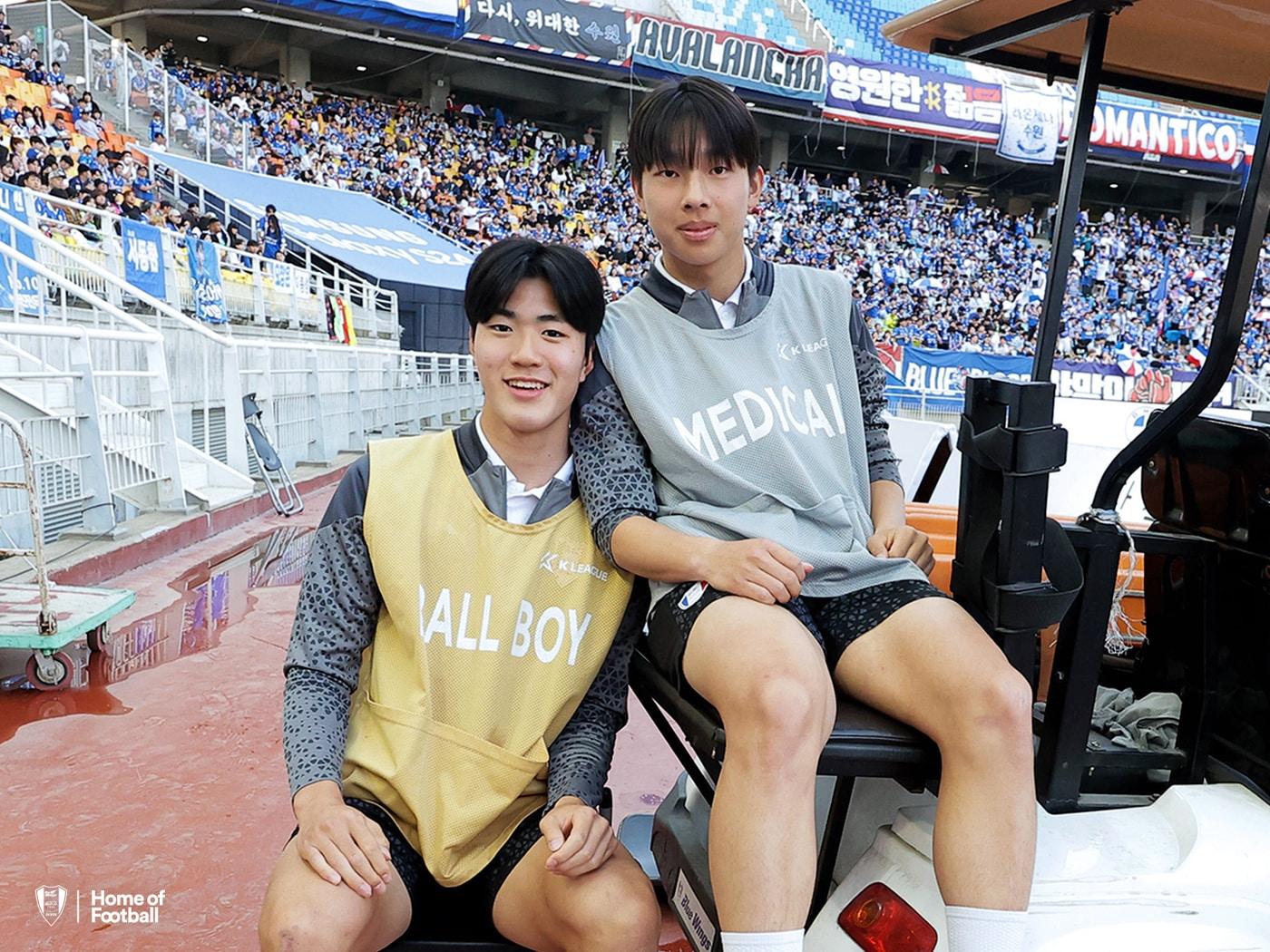 본문 이미지 - '바이에른 뮌헨 월드스쿼드 2024'에 동시 선발된 수원 삼성 18세 이하(U18)팀의 모경빈(왼쪽)과 김민우. (수원 삼성 제공)