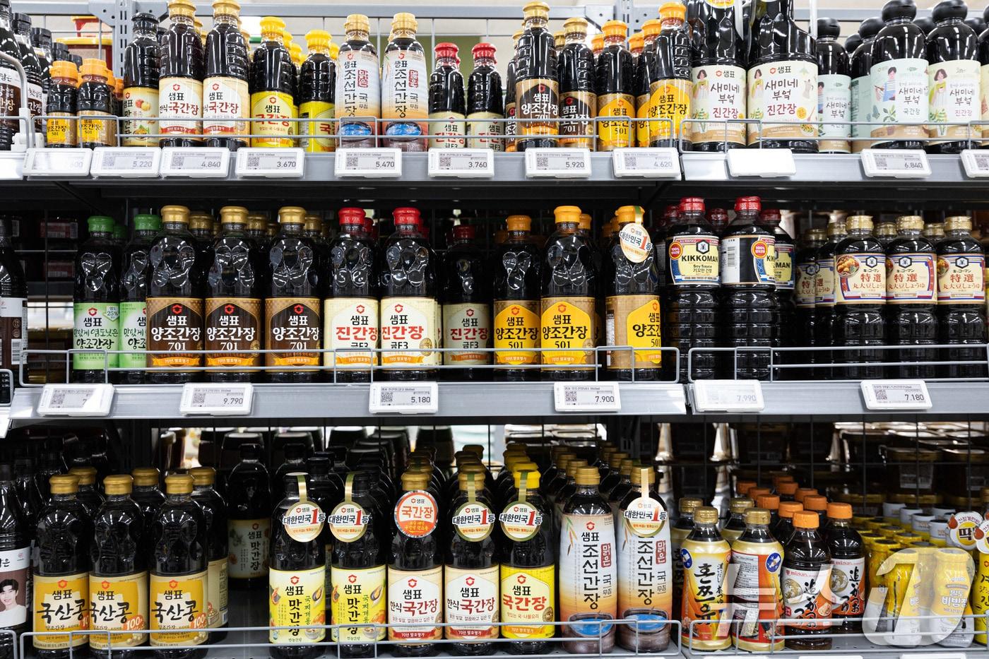 본문 이미지 - 서울 시내 대형마트에 진열된 샘표 간장이 진열돼 있는 모습. 2024.5.26 ⓒ 뉴스1 이재명 기자