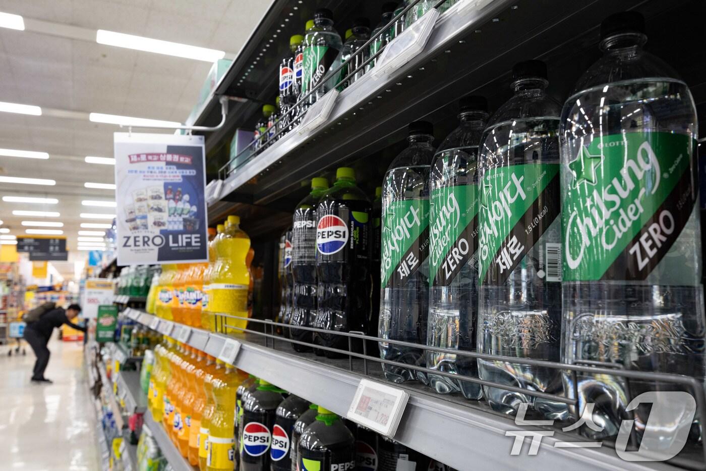 서울의 한 대형마트에 진열된 롯데칠성음료 제품의 모습. /뉴스1 ⓒ News1