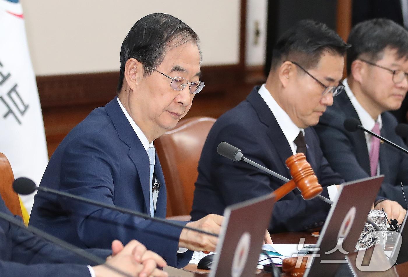 본문 이미지 - 한덕수 국무총리가 29일 서울 종로구 정부서울청사에서 열린 임시 국무회의에서 의사봉을 두드리고 있다. 이날 국무회의에서는 전세사기피해자 지원 및 주거안정에 관한 특별법 일부개정법률안(전세사기특별법)에 대한 재의요구권(거부권) 행사 건의안 등 을 심의했다. 2024.5.29/뉴스1 ⓒ News1 임세영 기자