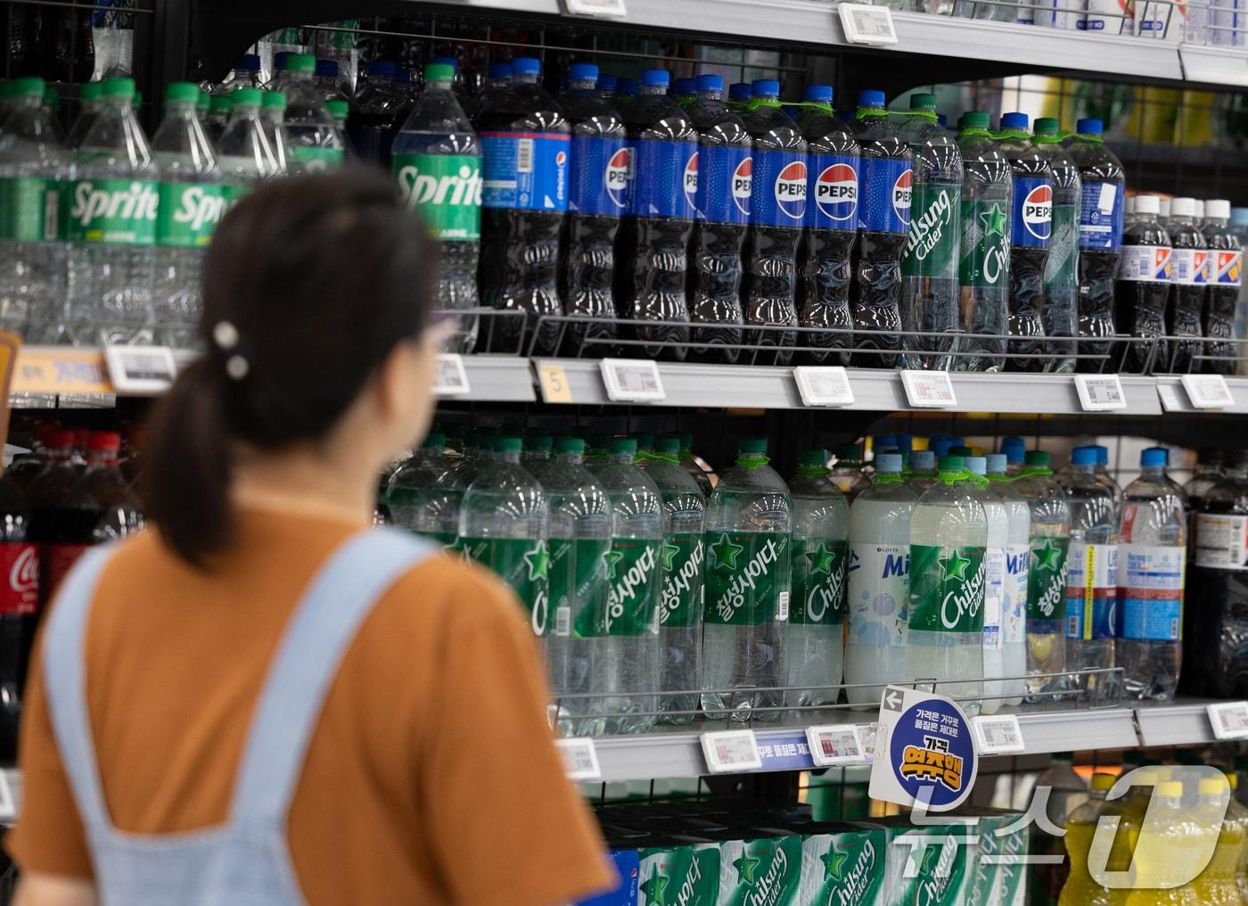 본문 이미지 - 서울의 한 대형마트에 진열된 롯데칠성음료 제품의 모습. /뉴스1 ⓒ News1 