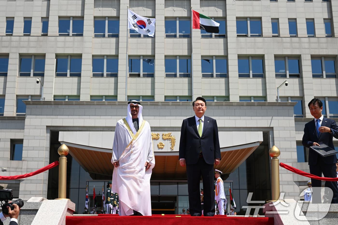 윤석열 대통령과 모하메드 빈 자이드 알 나흐얀 아랍에미리트(UAE)대통령이 29일 서울 용산 대통령실 청사 앞 잔디마당에서 열린 UAE 대통령 국빈 방한 공식 환영식에 참석하고 있다. (대통령실 제공) 2024.5.29/뉴스1 ⓒ News1 송원영 기자