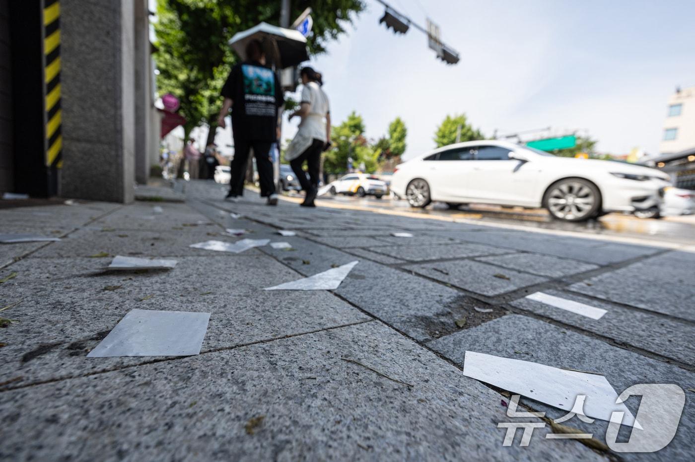 본문 이미지 - 북한이 살포한 대남전단 추정 미상물체 잔해들이 전국 곳곳에서 발견되고 있는 29일 서울 종로구 안국역 인근에서 대남전단 풍선으로 추정되는 잔해가 바닥에 흩어져 있다. 2024.5.29/뉴스1 ⓒ News1 이재명 기자