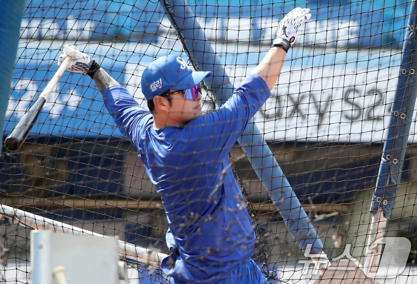 본문 이미지 - 오재일과 1대 1 맞트레이드를 통해 KT에서 삼성으로 이적한 박병호가 29일 오후 대구 삼성라이온즈파크에서 배팅 연습을 하고 있다. 2024.5.29/뉴스1 ⓒ News1 공정식 기자