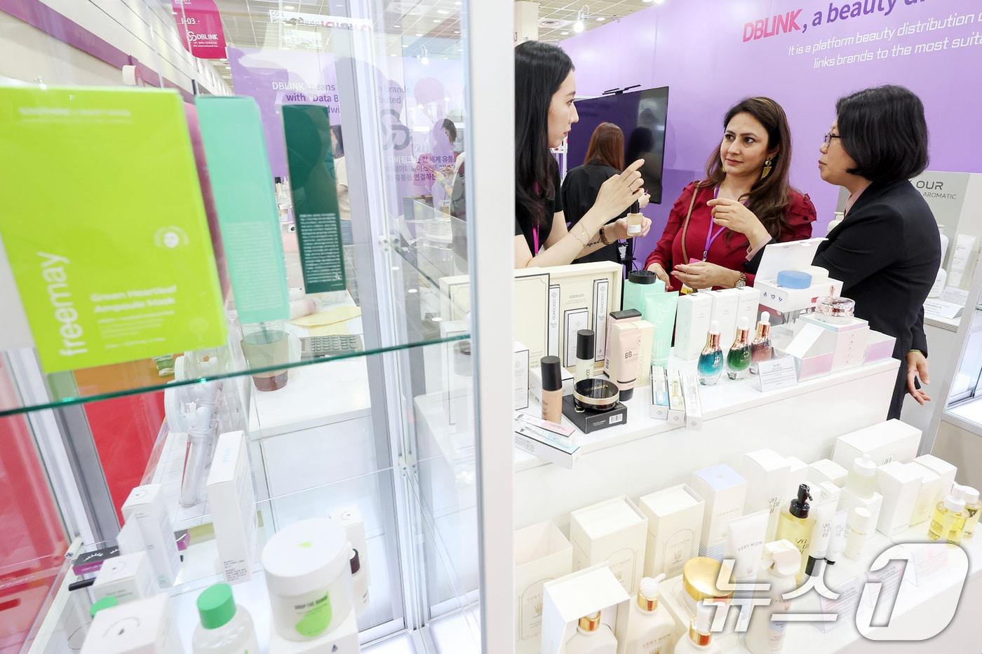 지난해 5월 29일 오후 서울 강남구 코엑스에서 열린 &#39;2024 서울국제화장품·미용산업박람회&#40;코스모뷰티서울&#41;·국제건강산업박람회&#40;헬스&뷰티위크&#41;&#39;를 찾은 외국인 바이어들이 국산 화장품을 살펴보고 있다. /뉴스1 ⓒ News1 민경석 기자