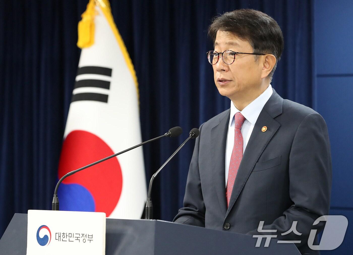 본문 이미지 - 박상우 국토교통부 장관이 29일 서울 종로구 정부서울청사 브리핑실에서 전세사기피해자법 개정안&#40;전세사기특별법&#41; 재의요구 관련 발표를 하고 있다. 2024.5.29/뉴스1 ⓒ News1 임세영 기자