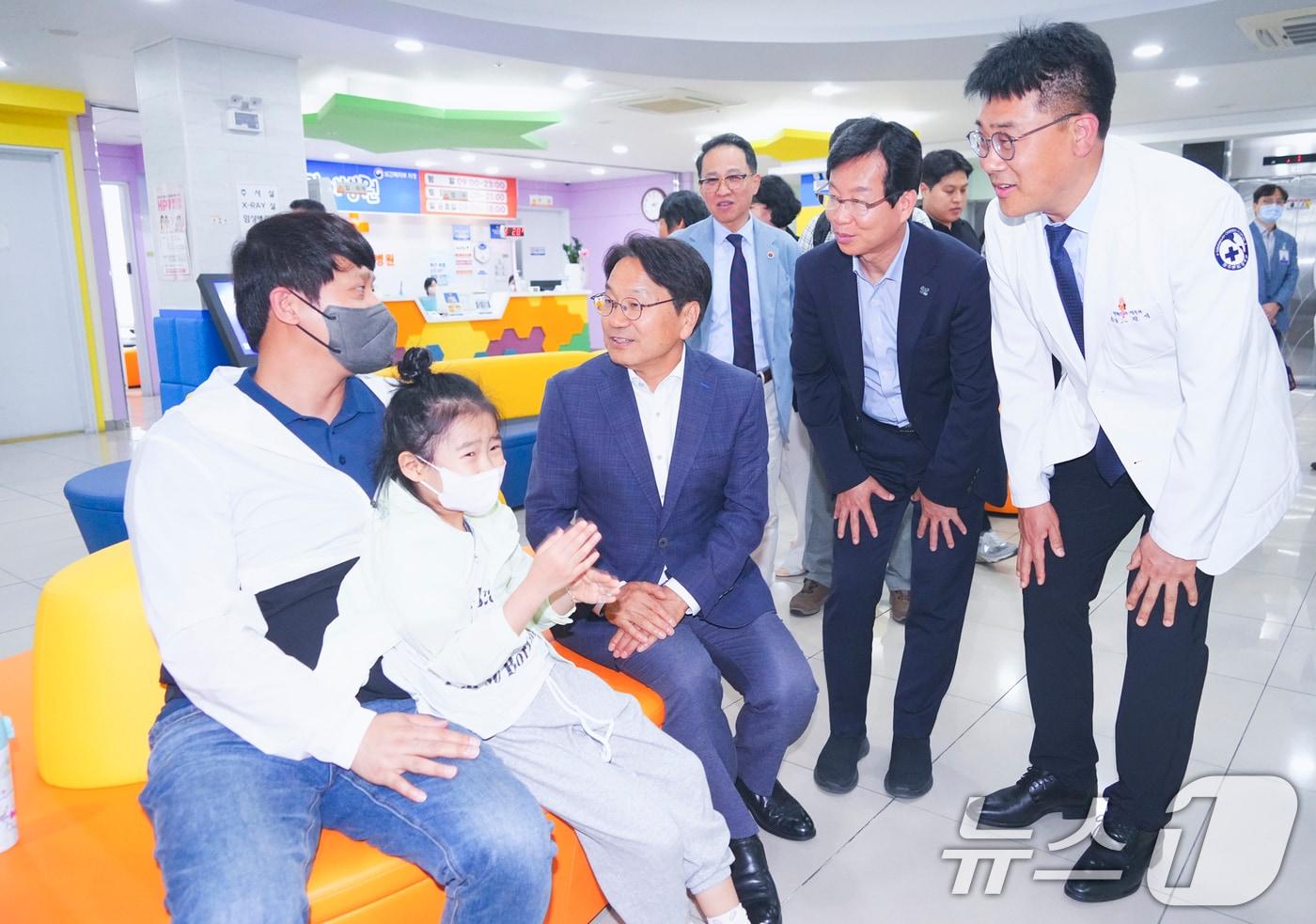 강기정 광주시장이 지난해 5월 29일 오후 광산구 광주센트럴병원에서 열린 &#39;광주시 달빛어린이병원 개소식&#39;에 참석해 박병규 광산구청장, 고길석 원장 등과 병원 시설을 둘러보며 환자가족을 격려하고 있다.&#40;광주시 제공. 재판매 및 DB 금지&#41;2024.5.29/뉴스1 