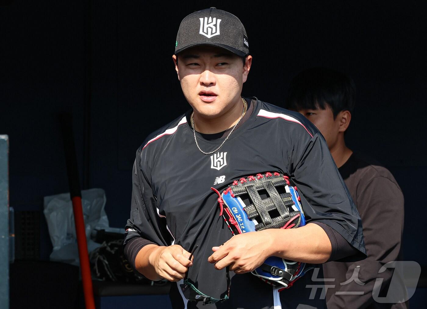 본문 이미지 - 삼성 라이온즈에서 kt 위즈로 트레이드 이적한 오재일이 29일 서울 송파구 잠실야구장에서 열리는 ‘2024 신한 SOL 뱅크 KBO리그’ kt 위즈와 두산베어스의 경기를 앞두고 훈련을 준비하고 있다. kt 위즈와 삼성 라이온즈는 지난 28일 kt 위즈 박병호와 삼성 라이온즈 오재일 두 선수를 맞바꾸는 일대일 트레이드를 발표했다. 2024.5.29/뉴스1 ⓒ News1 김도우 기자