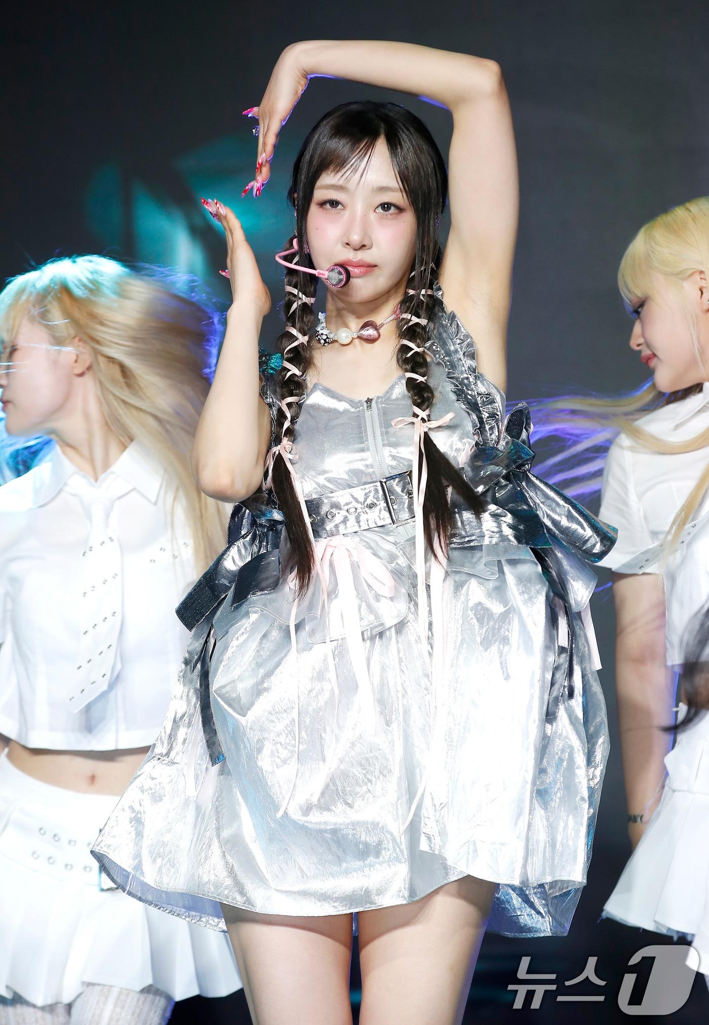 본문 이미지 - 가수 이브(Yves)가 29일 서울 강남구 일지아트홀에서 가진 첫 번째 EP ‘LOOP’ 쇼케이스에서 타이틀 곡 타이틀곡 ‘LOOP’를 선보이고 있다. 2024.5.29/뉴스1 ⓒ News1 권현진 기자