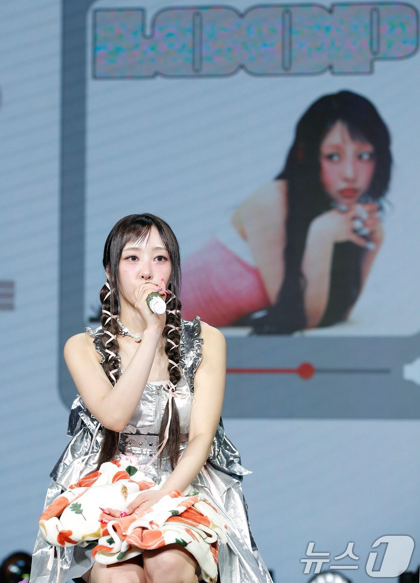 본문 이미지 - 가수 이브(Yves)가 29일 서울 강남구 일지아트홀에서 가진 첫 번째 EP ‘LOOP’ 쇼케이스에서 수록곡 소개를 하고 있다. 2024.5.29/뉴스1 ⓒ News1 권현진 기자