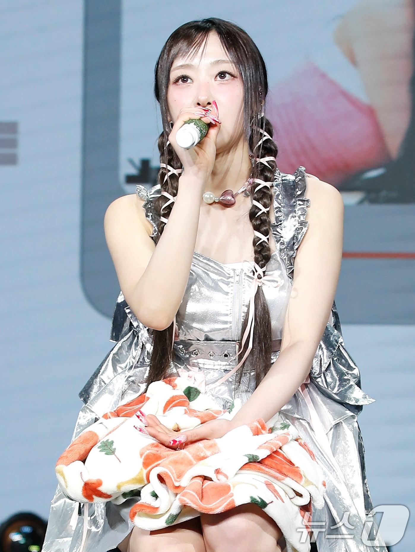 본문 이미지 - 가수 이브(Yves)가 29일 서울 강남구 일지아트홀에서 가진 첫 번째 EP ‘LOOP’ 쇼케이스에서 수록곡 소개를 하고 있다. 2024.5.29/뉴스1 ⓒ News1 권현진 기자