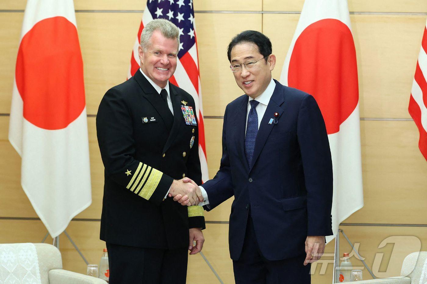 29일(현지시간) 일본 도쿄 총리관저에서 기시다 후미오 총리(우)와 새뮤얼 파파로 미국 인도·태평양 사령관(좌)이 악수를 나누고 있다. 2024.05.29/ ⓒ AFP=뉴스1 ⓒ News1 권진영 기자