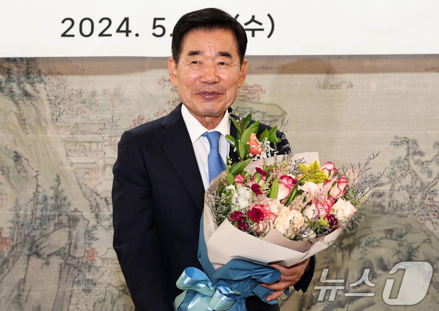 본문 이미지 - 김진표 국회의장이 29일 오후 서울 여의도 국회 접견실에서 열린 제21대 국회 후반기 국회의장단 퇴임식에서 꽃다발을 받아들고 있다. 2024.5.29/뉴스1 ⓒ News1 구윤성 기자