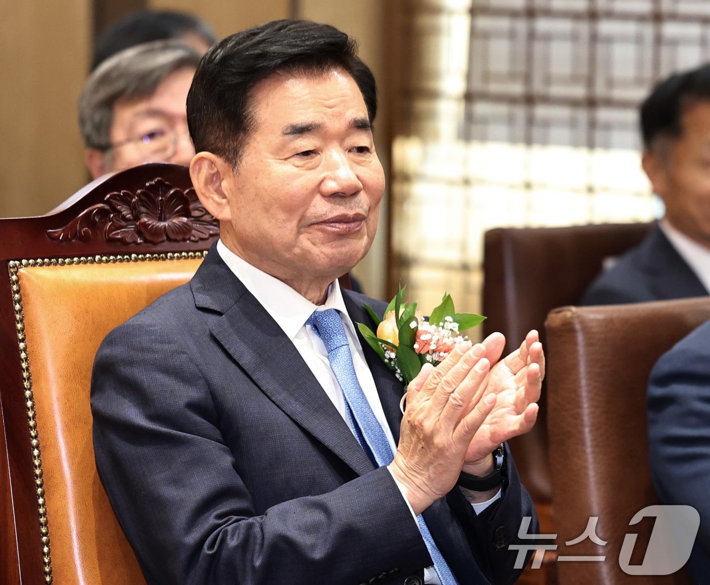 본문 이미지 - 김진표 국회의장이 29일 오후 서울 여의도 국회 접견실에서 열린 제21대 국회 후반기 국회의장단 퇴임식에서 손뼉치고 있다. 2024.5.29/뉴스1 ⓒ News1 구윤성 기자