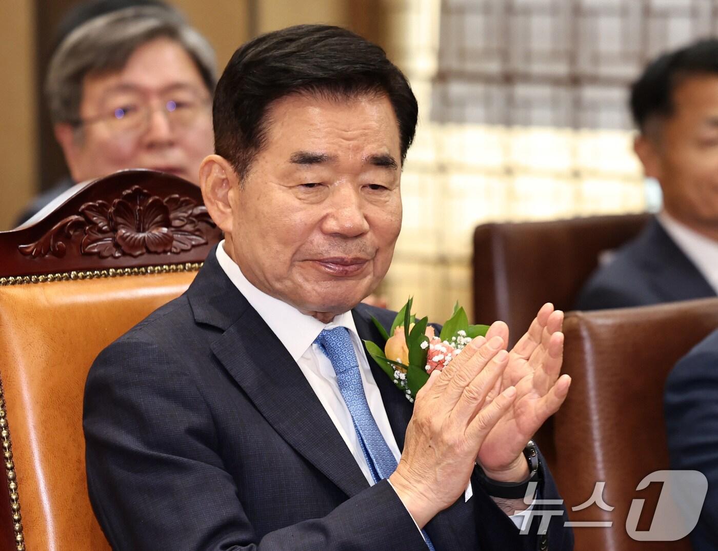 본문 이미지 - 김진표 국회의장이 29일 오후 서울 여의도 국회 접견실에서 열린 제21대 국회 후반기 국회의장단 퇴임식에서 손뼉치고 있다. 2024.5.29/뉴스1 ⓒ News1 구윤성 기자