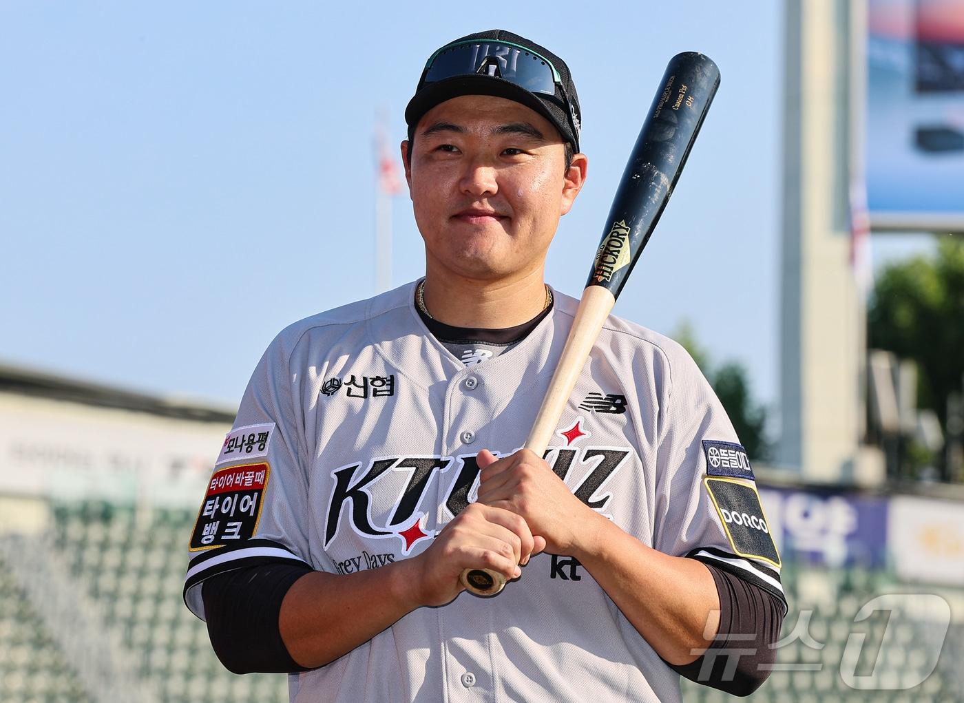 본문 이미지 - kt 위즈로 트레이드 이적한 오재일이 29일 서울 송파구 잠실야구장에서 열리는 ‘2024 신한 SOL 뱅크 KBO리그’ kt 위즈와 두산베어스의 경기를 앞두고 취재진에 포즈를 취하고 있다. kt 위즈와 삼성 라이온즈는 지난 28일 kt 위즈 박병호와 삼성 라이온즈 오재일 두 선수를 맞바꾸는 일대일 트레이드를 발표했다. 2024.5.29/뉴스1 ⓒ News1 김도우 기자