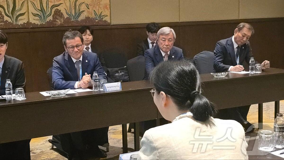 본문 이미지 - 2024 자카르타 ITS 아태총회에 참석한 김홍규 강원 강릉시장이 중국 ITS 관계자와 면담하고 있다.(강릉시 제공) 2024.5.29/뉴스1