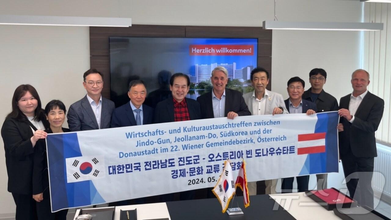 본문 이미지 - 김희수 진도군수(왼쪽에서 다섯 번 째)와  에른스트 네브리비 구청장 등이 간담회를 마친후 기념사진을 찍고 있다.(진도군 제공)