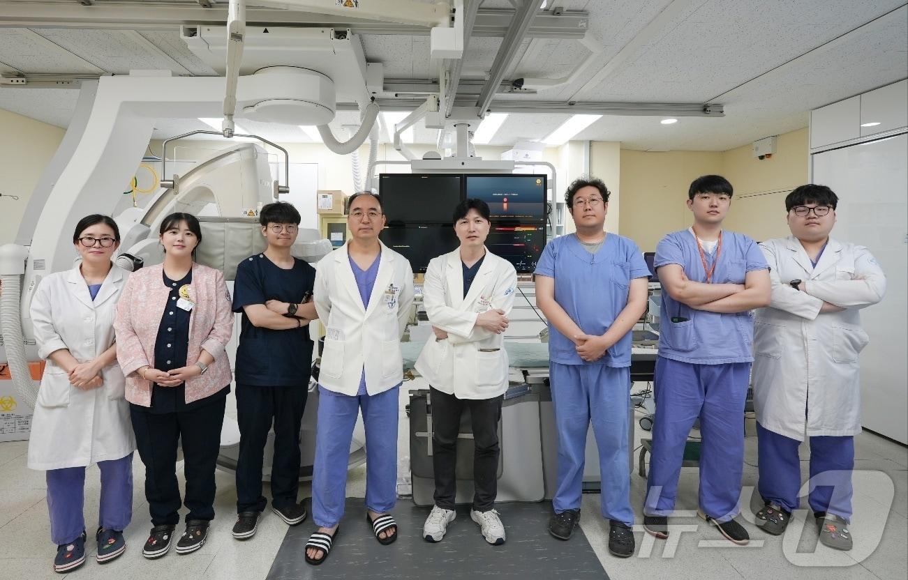 본문 이미지 - 김현수 교수(왼쪽 네번째부터)와 이현국 센터장 이하 심혈관센터 의료진(온종합병원 제공)