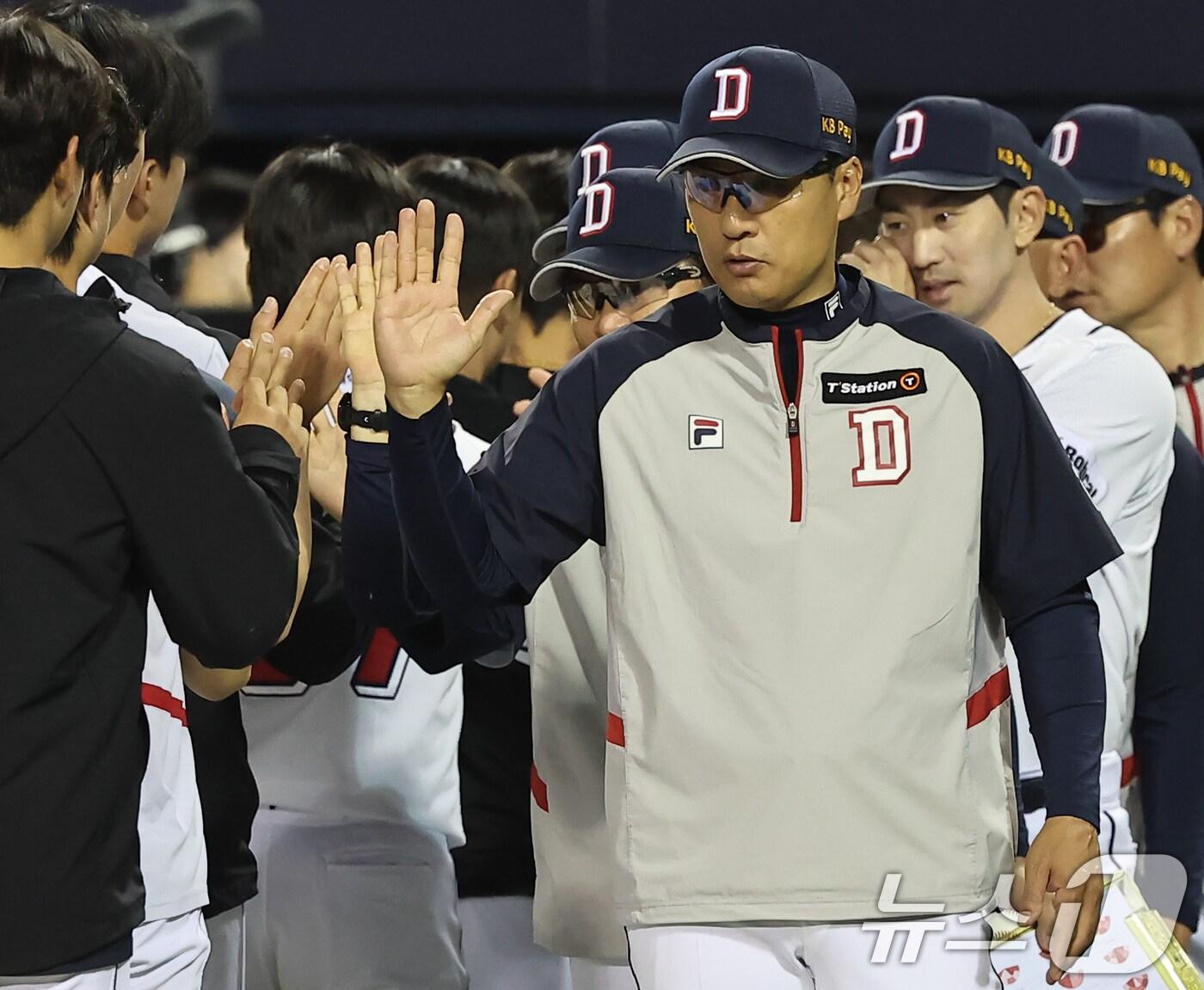 본문 이미지 - 두산 이승엽 감독이 8일 KIA와의 경기에서 승리 후 이유찬과 조수행을 칭찬했다. /뉴스1 ⓒ News1 김도우 기자